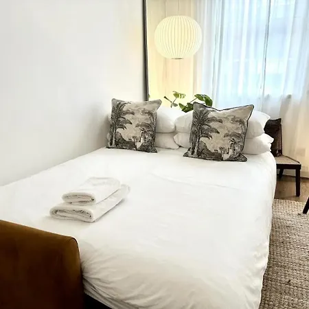 Tranquil Oasis W 100Inch Cinema & Hammock, By The Design Traveller Apartment London Exterior photo