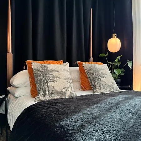 Tranquil Oasis W 100Inch Cinema & Hammock, By The Design Traveller Apartment London Exterior photo